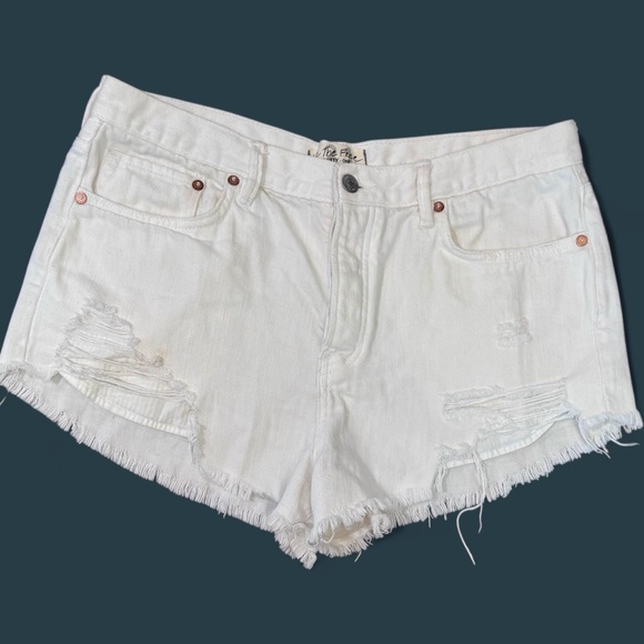 Free People We The Free White Distressed Denim Cutoff Shorts Size 31 - Picture 4 of 6